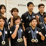 帰国し、会見に臨んだ阿部一二三（前列右端）と阿部詩（同左端）、村尾三四郎（後列左から４人目）ら＝６日夜、東京都大田区（撮影・堀内達成）