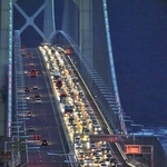 古里から戻る車などで渋滞する明石海峡大橋＝2017年8月、神戸市垂水区から
