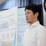 定例会見で「文書問題」に関する経緯を説明する兵庫県の斎藤元彦知事＝神戸市中央区下山手通４（撮影・風斗雅博）