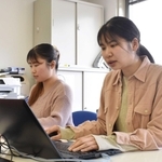 能登半島地震の後、被災した若い女性らに思いをはき出してもらう場がＳＮＳ上にできた。東北の学生たちも運営に携わり、寄せられた声を見守る＝２月、盛岡市内
