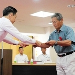 表彰状を受け取る出席者（右）ら＝神戸市中央区下山手通４