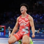 パリ五輪のレスリング男子グレコローマンスタイル７７キロで優勝し、雄たけびをあげる日下尚＝７日、シャンドマルス・アリーナ
