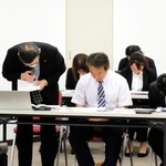 前回の有識者会議後の不適切な発言について謝罪する医療法人徳洲会の福田貢副理事長（前列左端）ら＝神戸市中央区八幡通４