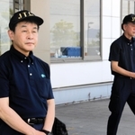 報道陣の取材に応じる国土交通省運輸安全委員会の航空事故調査官＝９日午後、神戸市中央区