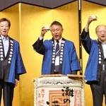戸のつどいで乾杯する久元喜造神戸市長（左）ら＝東京都千代田区（撮影・堀内達成）