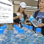 ミネラルウオーターの販売を「１人２本まで」に制限したスーパー＝９日午後、神戸市兵庫区（撮影・笠原次郎）