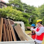 石川県七尾市で、被災家屋から壊れた家財などを運び出すボランティアら（神戸市社会福祉協議会提供）