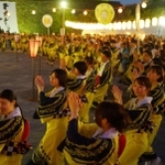 デカンショ節にのせて舞う踊り手たち＝１５日夜、丹波篠山市北新町（撮影・秋山亮太）