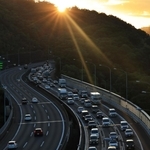 お盆休みもあとわずか。夕刻、中国自動車道上り車線（右）は渋滞でノロノロ運転が続いた＝１７日午後、西宮市塩瀬町名塩（撮影・長嶺麻子）