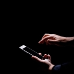 スマートフォンを操作するイメージ（NOBU／stock.adobe.com）