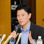 ８月２３日の百条委員会の進め方について説明する奥谷謙一委員長＝１９日午後、兵庫県庁