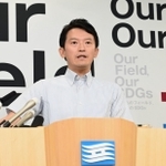 定例会見で記者の質問に答える兵庫県の斎藤元彦知事＝２０日午前、兵庫県庁（撮影・風斗雅博）