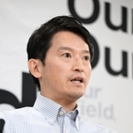 職員アンケートに関する報道陣からの質問に答える斎藤元彦知事＝２０日午前、兵庫県庁（撮影・風斗雅博）
