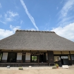 体験施設などとして活用されている江戸後期のかやぶき家屋＝神戸市北区山田町藍那、あいな里山公園