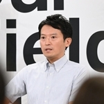 職員アンケートに関する報道陣からの質問に答える斎藤元彦知事＝２０日午前、兵庫県庁（撮影・風斗雅博）