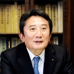 川崎汽船社長時代に取材に応じる村上英三さん＝２０１８年、神戸市中央区海岸通