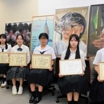 教育長感謝状を受け取った生徒＝兵庫県庁