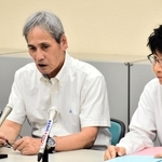 損害賠償を求めるに至った思いを話す堤将太さんの父敏さん（左）＝22日午前、神戸市中央区橘通１