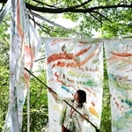 緑に囲まれ、風に揺れるいくらまりえさんの「おいで　おいで」＝神戸市灘区六甲山町、ＲＯＫＫＯ森の音ミュージアム（撮影・大田将之）