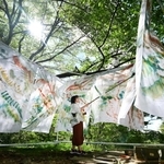 緑に囲まれ、風に揺れるいくらまりえさんの「おいで　おいで」＝神戸市灘区六甲山町、ＲＯＫＫＯ森の音ミュージアム（撮影・大田将之）