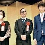 贈呈式で写真撮影に応じる（右から）朝比奈秋さん、松永Ｋ三蔵さん、一穂ミチさん＝２３日午後、東京都内