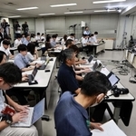 文書問題調査特別委員会のメンバーの会見に詰めかけた報道陣＝２３日午後、兵庫県庁（撮影・長嶺麻子）