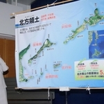 終戦直後、ソ連軍に攻め込まれた体験を語る択捉島出身の鈴木咲子さん＝北海道根室市