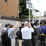 西脇組の事務所前でシュプレヒコールをする住民ら＝７月、神戸市西区玉津町上池