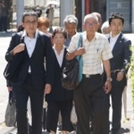 明石土山病院を提訴するため神戸地裁に向かう初田毅さん（前列右）ら＝２６日午後、神戸市中央区橘通２