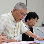 損害賠償を求める訴訟を起こした初田毅さん（左）と妻の美千子さん＝２６日午後、神戸市中央区橘通１