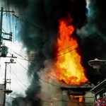 阪神・淡路大震災の当日に起きた火災で、猛炎を上げる民家＝１９９５年１月１７日、神戸市東灘区魚崎北町５