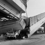 阪神高速道路の倒壊で、はりの下敷きとなったマイクロバス＝１９９５年１月１７日、西宮市甲子園高潮町