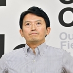 定例会見で記者の質問に応じる斎藤元彦知事＝２７日午後、兵庫県庁（撮影・斎藤雅志）