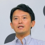 定例会見で記者の質問に応じる斎藤元彦知事＝２７日午後、兵庫県庁（撮影・斎藤雅志）