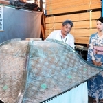 能登半島地震で壊れたみこしを修復する宮大工の福田喜次さん（左）＝姫路市木場