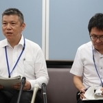 兵庫県立大の元職員による研究費着服について説明する田中建一・同大経営企画部長（左）ら＝２８日午後、兵庫県庁