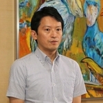 報道陣の取材に応じる斎藤元彦兵庫県知事＝29日午前、兵庫県庁