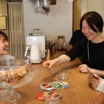 客と談笑する高井萌さん（左）＝尼崎市上坂部３