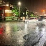 線状降水帯が発生し、激しい雨が降る洲本市の市街地＝２９日午後９時９分、洲本市栄町３（撮影・内田世紀）