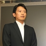 登庁時に報道陣の取材に応じる斎藤元彦知事＝30日午前、兵庫県庁