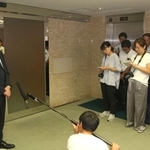 登庁時に報道陣の取材に応じる斎藤元彦知事（左端）＝30日午前、兵庫県庁