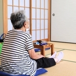 避難所に身を寄せた女性＝30日午前７時39分、南あわじ市広田広田、広田地区公民館（撮影・劉　楓音）