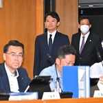 告発文書問題で兵庫県議会文書問題調査特別委員会（百条委員会）に出席する斎藤元彦知事＝３０日午後、神戸市中央区、兵庫県庁（撮影・斎藤雅志）