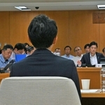 告発文書問題で兵庫県議会文書問題調査特別委員会（百条委員会）に出席し証言をする斎藤元彦知事＝３０日午後、神戸市中央区、兵庫県庁（撮影・斎藤雅志）