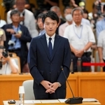 兵庫県議会文書問題調査特別委員会（百条委員会）で宣誓する斎藤元彦知事＝３０日午後、兵庫県庁（代表撮影）