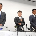 関西学院大アメリカンフットボール部員の処分について説明する同部の大村和輝監督（右端）ら＝３０日午後、大阪市内