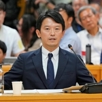 兵庫県議会文書問題調査特別委員会（百条委員会）で証言する斎藤元彦知事＝３０日午後、兵庫県庁（代表撮影）