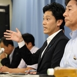 知事らへの証人尋問後、記者会見に応じる文書問題調査特別委員会の奥谷謙一委員長（右から２人目）ら＝３０日午後、兵庫県庁（撮影・長嶺麻子）