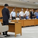 兵庫県議会の文書問題調査特別委員会（百条委員会）に出席し、宣誓をする斎藤元彦知事（手前左から２人目）＝３０日午後、神戸市中央区、兵庫県庁（撮影・斎藤雅志）