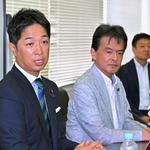 斎藤元彦知事に対する党の対応を説明する日本維新の会の藤田文武幹事長（左）と片山大介兵庫維新の会代表（中央）ら＝３１日午後、神戸市中央区三宮町２（撮影・斎藤雅志）